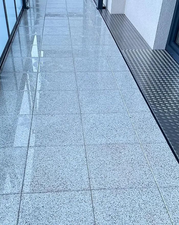 Nachher: Balkonflur bei der Bauabschlussreinigung