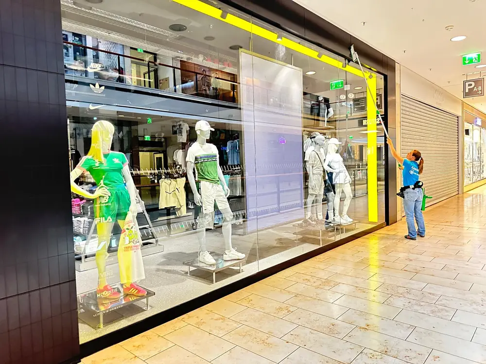 Schaufensterreinigung JD Sports, Europa-Galerie