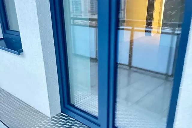Frisch gereinigte Fenstertür nach dem Bau